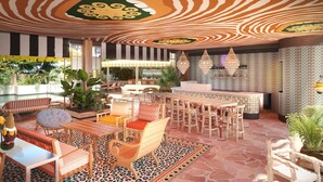 Amplio espacio interior con piscina, varios arreglos de asientos y una zona de bar.