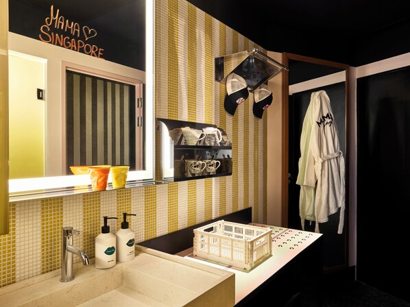 ฝักบัว, ไดร์เป่าผม, ผ้าเช็ดตัว, สบู่