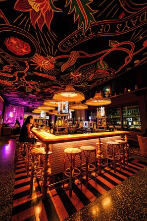 Rooftop bar, pool views, open daily - Mama Shelter Singapore Orchard (Singapore)