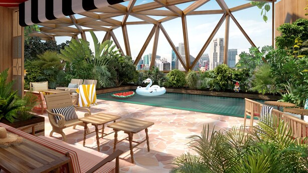 Un área de piscina interior con un flotador de cisne, mobiliario de madera y vistas a la ciudad.