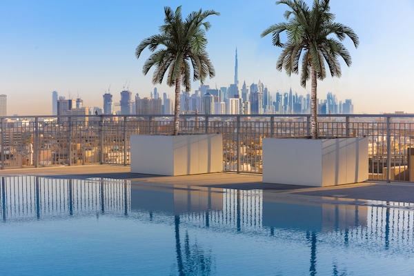 Piscina externa, funciona das 8h às 19h, guarda-sóis