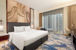 Minibar, in-room safe, desk, laptop workspace - Novotel Dubai Gold District (Dubai)