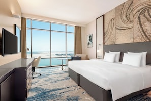 Minibar, coffres-forts dans les chambres, bureau