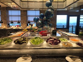 Daily buffet breakfast (CNY 98 per person)