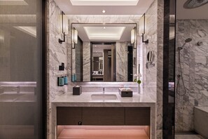 Rainfall showerhead, free toiletries, hair dryer, bathrobes - Novotel Kunshan Yangcheng Lake (Suzhou)
