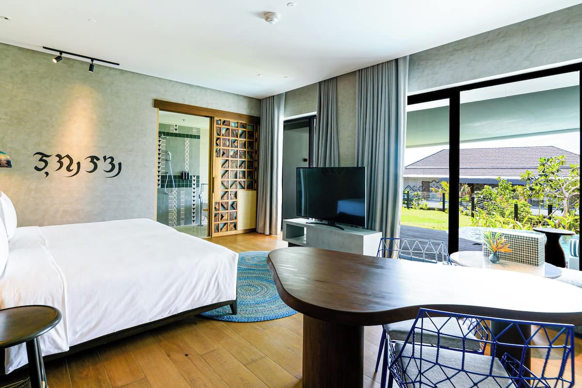 Junior Suite, 1 King Bed, Ocean View | Minibar, in-room safe, blackout curtains, soundproofing