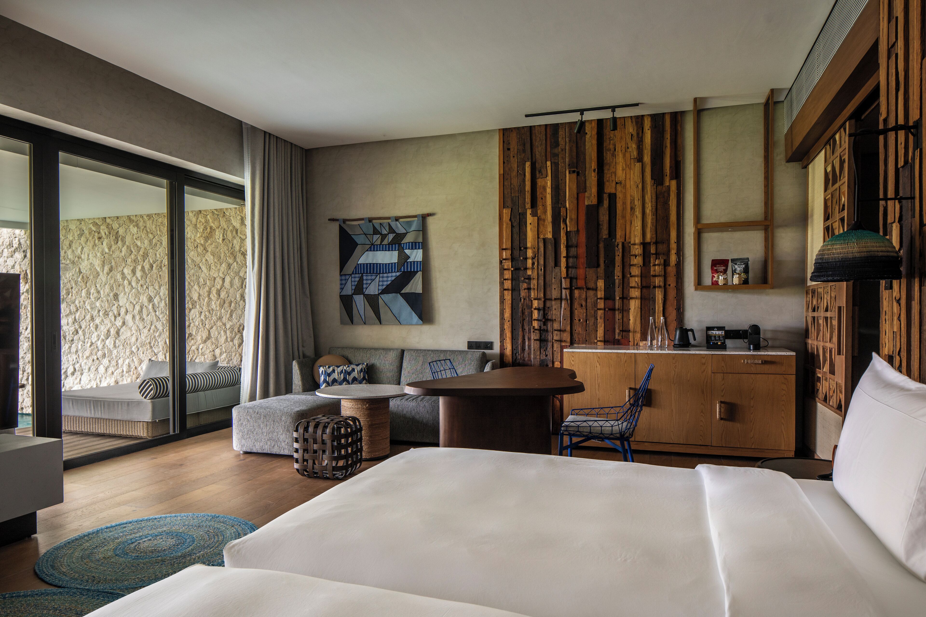 Suite junior, 2 camas matrimoniales, alberca privada | Minibar, caja de seguridad en la habitación y cortinas blackout 