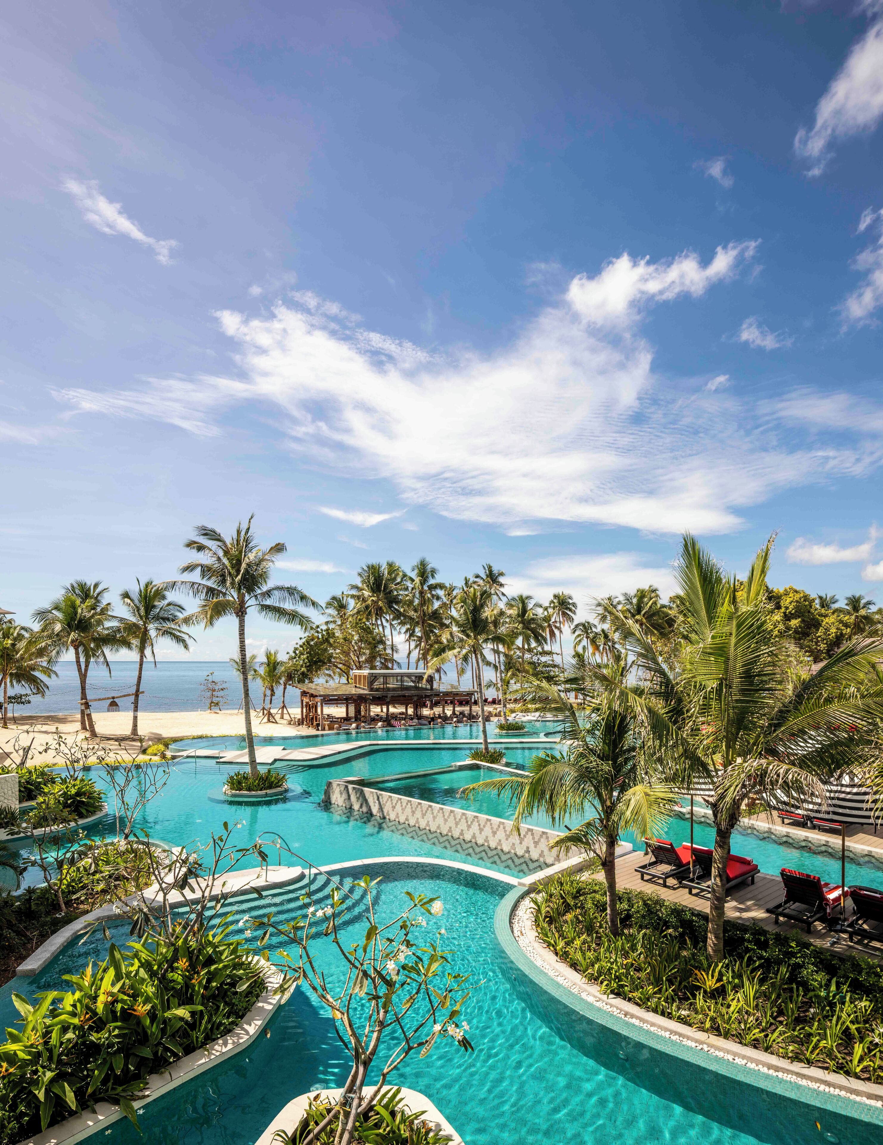 5 piscines extérieures, parasols de plage, chaises longues