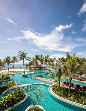 5 piscines extérieures, parasols de plage, chaises longues