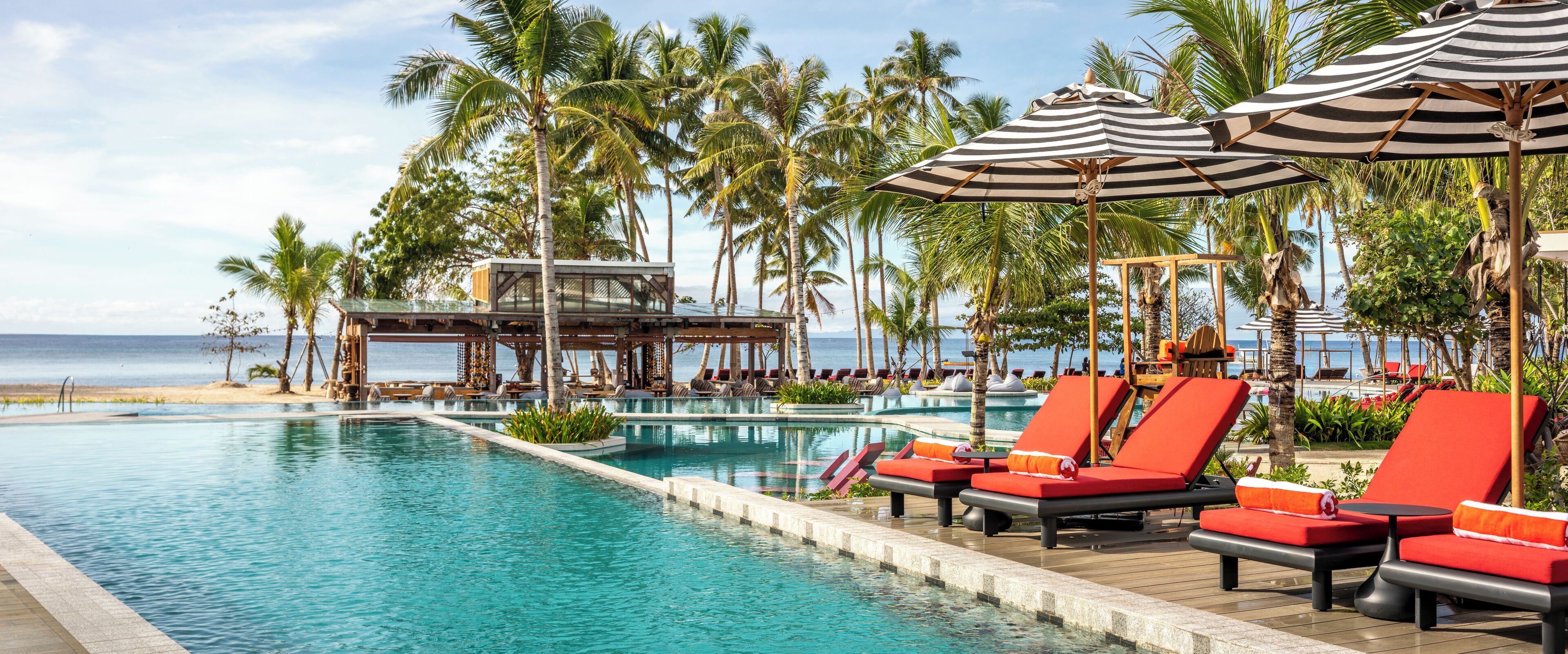 5 kolam renang outdoor, dengan payung kolam renang dan kursi berjemur