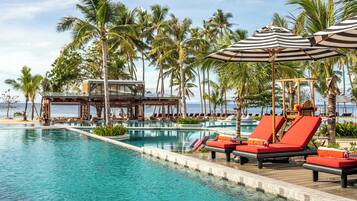 5 kolam renang outdoor, dengan payung kolam renang dan kursi berjemur