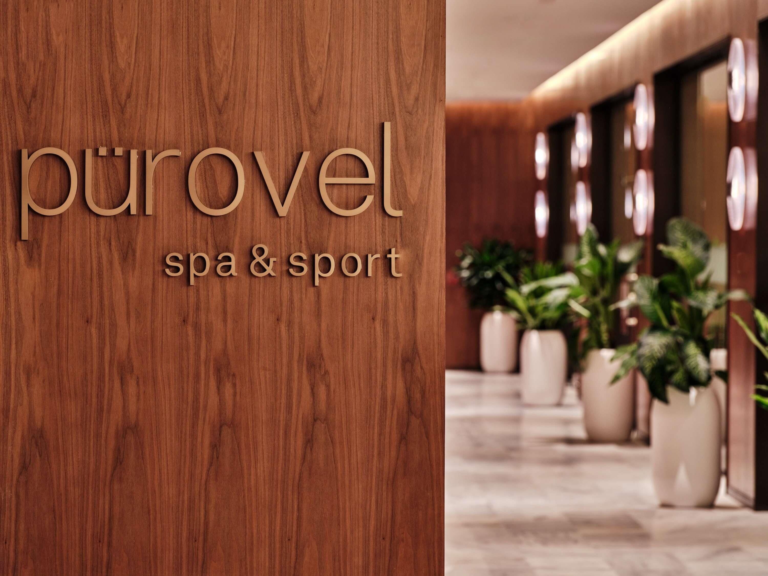 Puinen seinä, jossa on teksti ”purovel spa & sport”, mikä viittaa kylpylä- ja urheilukeskukseen.