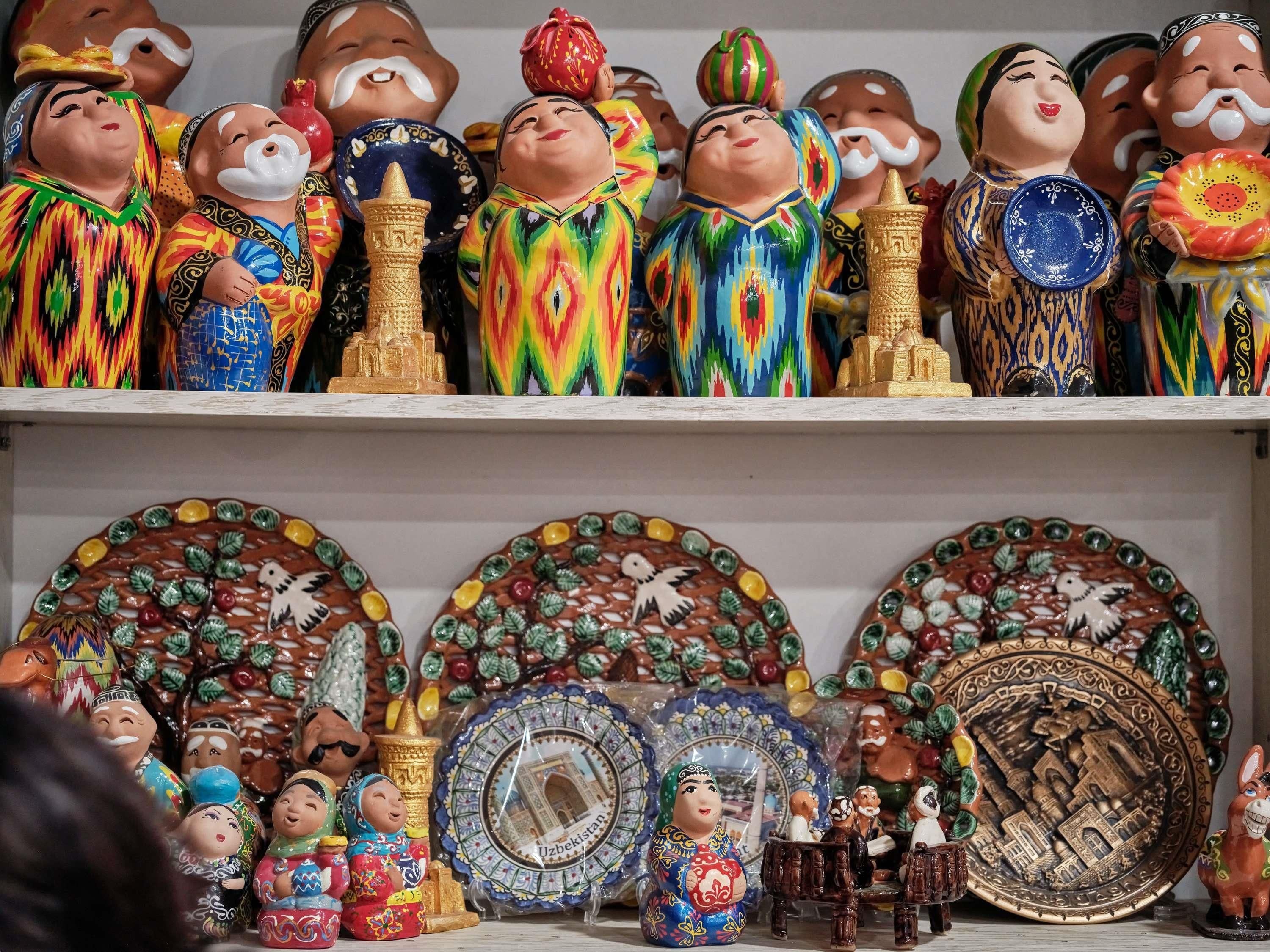 Une collection de figurines et d’assiettes en céramique aux couleurs vives.