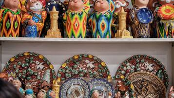 Une collection de figurines et d’assiettes en céramique aux couleurs vives.