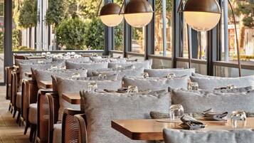 Se sirven desayunos, almuerzos, cenas y cocina europea moderna