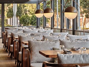 Frokost, lunsj og middag serveres, moderne europeiske retter 