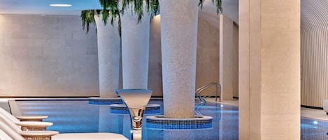 Una piscina cubierta (de 09:00 a 21:00), tumbonas
