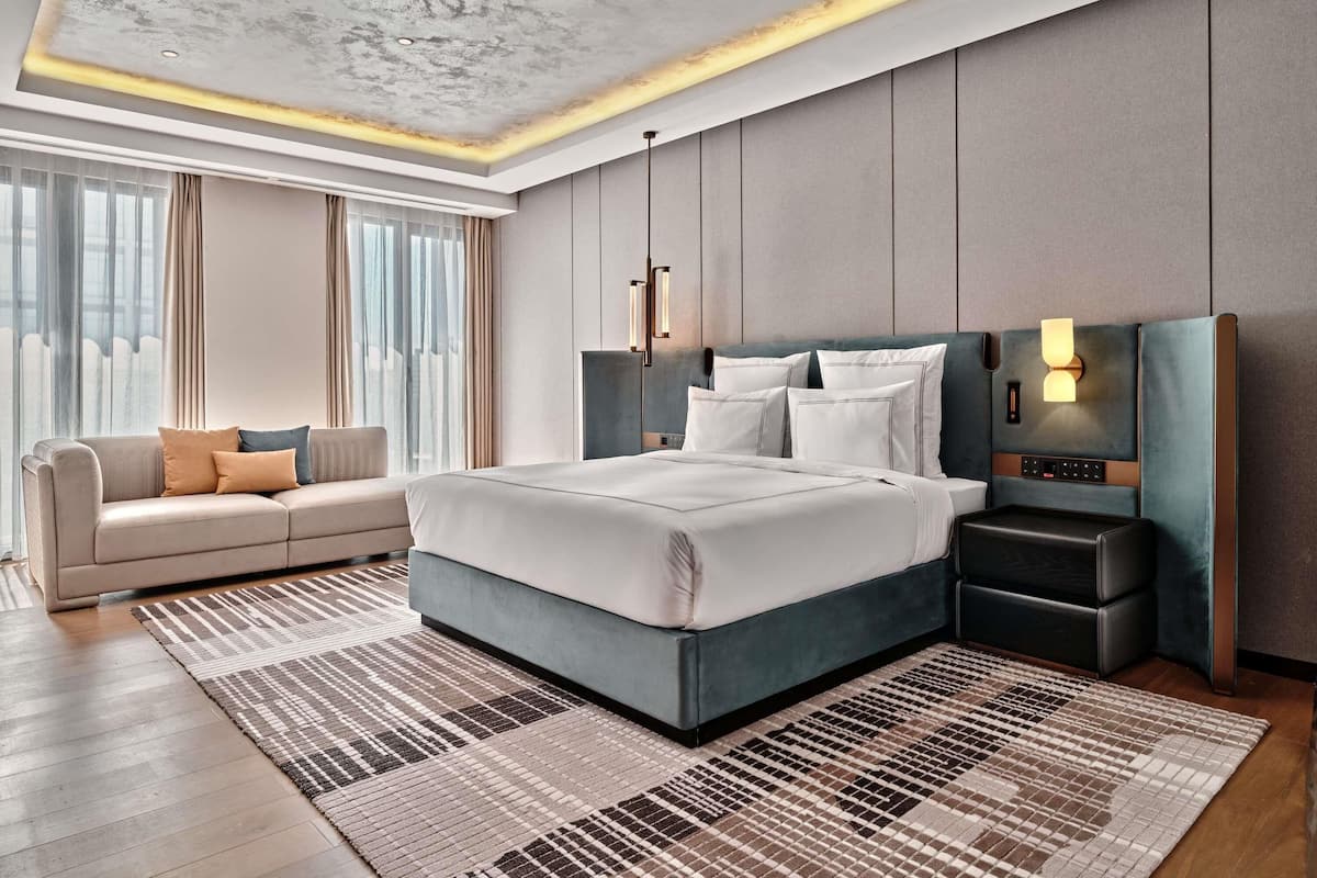 Swiss, Executive Suite | Premium bedding, down comforters, memory foam beds, in-room safe