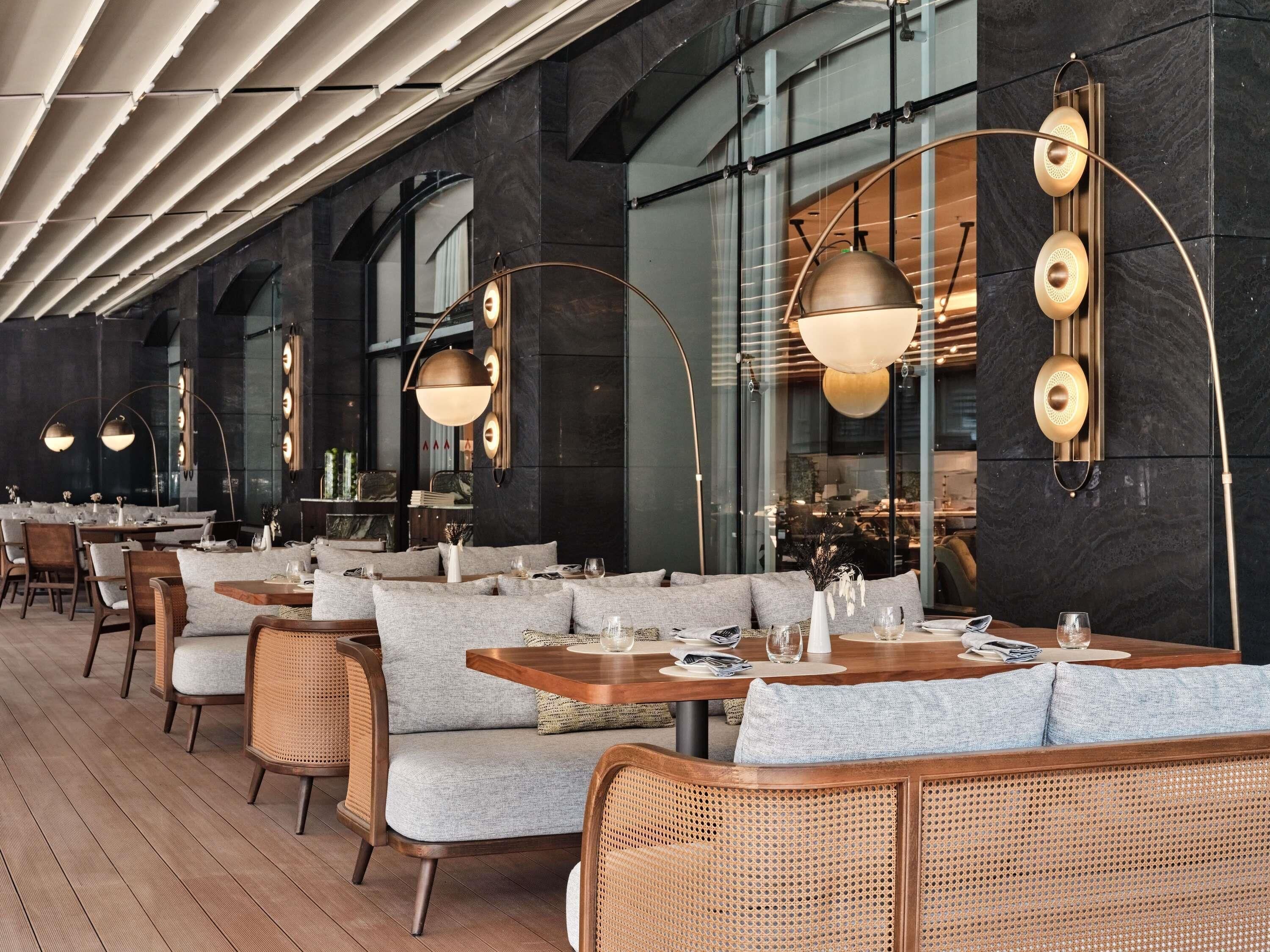 Café da manhã, almoço e jantar; culinária europeia moderna 