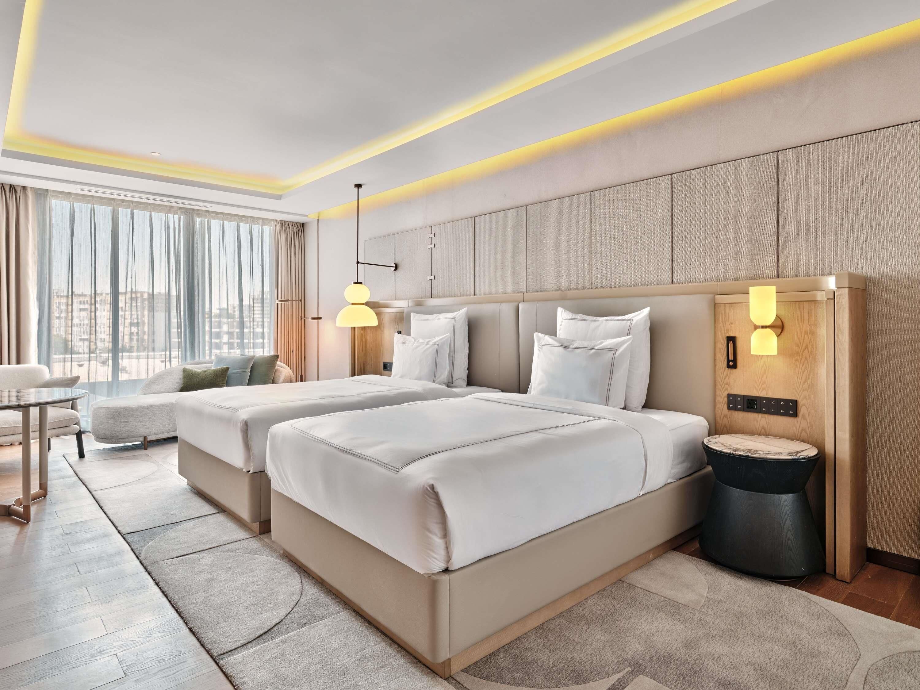 ห้องทวิน, เตียงใหญ่ 2 เตียง (Swiss Advantage) | เครื่องนอนระดับพรีเมียม, ผ้านวมขนเป็ด, เตียงเมมโมรีโฟม