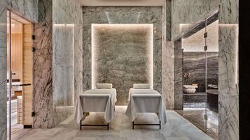 Innendørsbasseng og solsenger