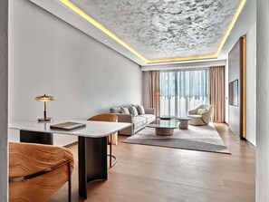 Swiss, Executive Suite | Premium bedding, down duvets, memory-foam beds, in-room safe