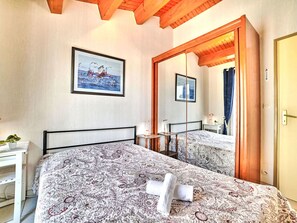 Travel cot, WiFi, bed sheets