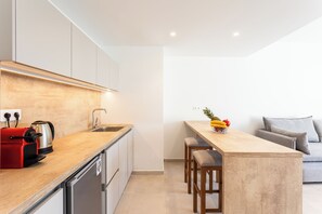 Réfrigérateur, micro-ondes, grille-pain