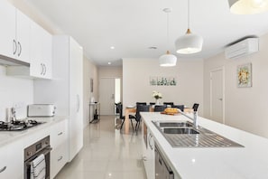 Refrigerador, microondas, horno, placa de cocina
