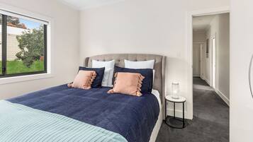 3 dormitorios, escritorio, tabla de planchar con plancha y cuna de viaje