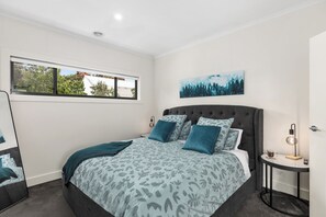 3 habitaciones, escritorio y tabla de planchar con plancha 