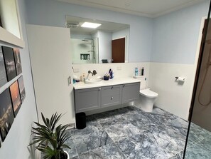 Hårtørrer, Sæbe, Toiletpapir