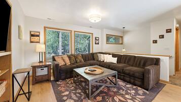 Smart TV, chimenea y tenis de mesa