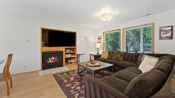 Smart TV, chimenea y tenis de mesa