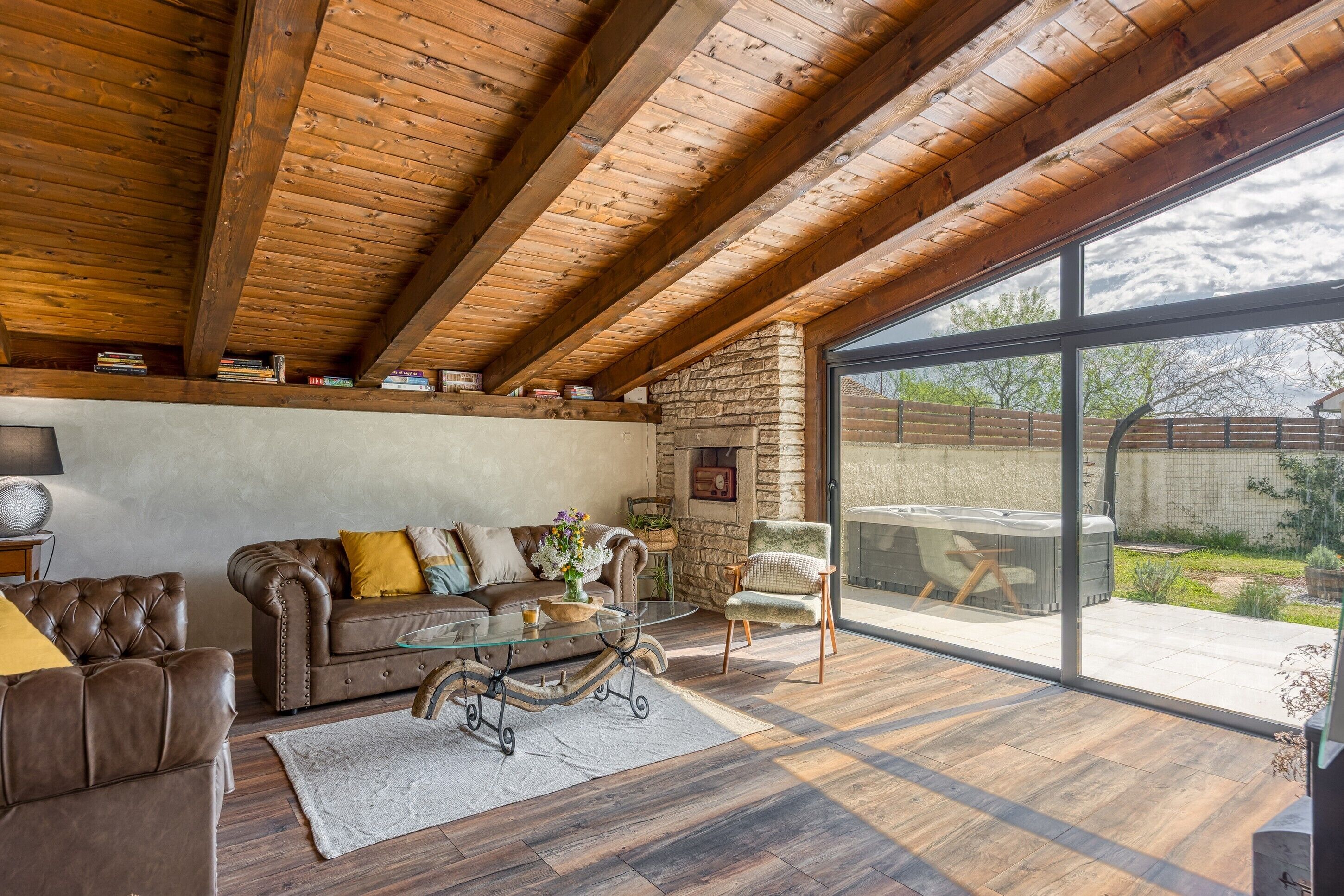 Nhà dành cho gia đình, nhiều phòng ngủ (Villa Capadinka with Whirlpool) | Khu phòng khách | TV màn hình phẳng 21-inch có truyền hình kỹ thuật số, lò sưởi 