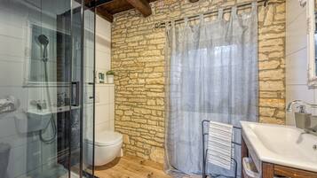 Rumah Keluarga, beberapa kamar (Villa Capadinka with Whirlpool) | Kamar mandi | Shower, handuk, sabun, dan sampo