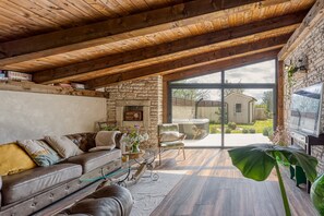 Casa família, vários quartos (Villa Capadinka with Whirlpool) | Área de estar | TV de tela plana 21 polegadas com canais digitais, lareira