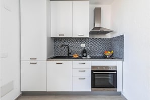 Fridge, oven, stovetop, coffee/tea maker