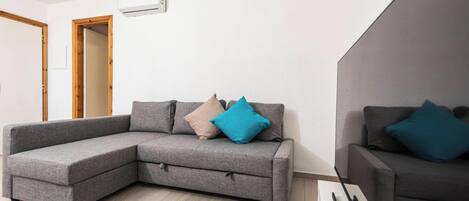 Familjelägenhet - flera sovrum (Marco’s Home) | Vardagsrum | 21-tums platt-tv med kabelkanaler