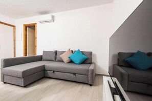 Departamento familiar, varias habitaciones (Marco’s Home) | Área de sala de estar | Televisión de pantalla plana de 21 pulgadas con canales por cable