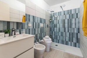 Family Apartment, Multiple Bedrooms (Marco’s Home) | Bathroom | Shower, hair dryer, bidet, towels - Marcos Home (Olbia)
