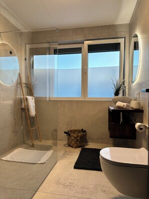 Haartrockner, Handtücher, Seife, Toilettenpapier