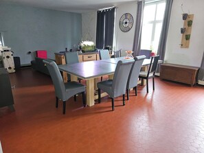 Dining - Bed and breakfast in a quiet house in the countryside (welcoming committee: 2 miniature goats) (Steene)