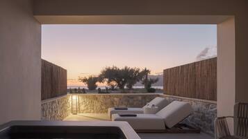 Deluxe Suite with Hot Tub | Terrace/patio