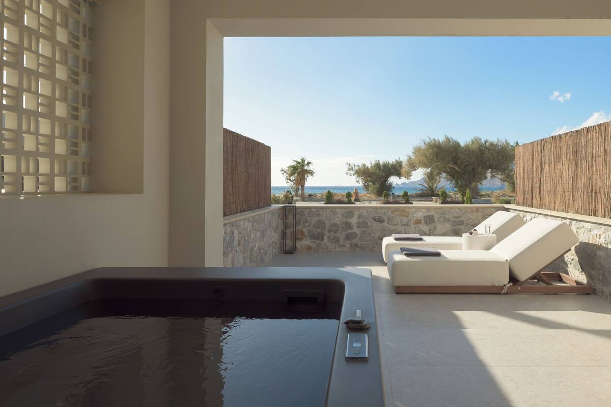 Junior Suite with Hot Tub 101 | Hiên