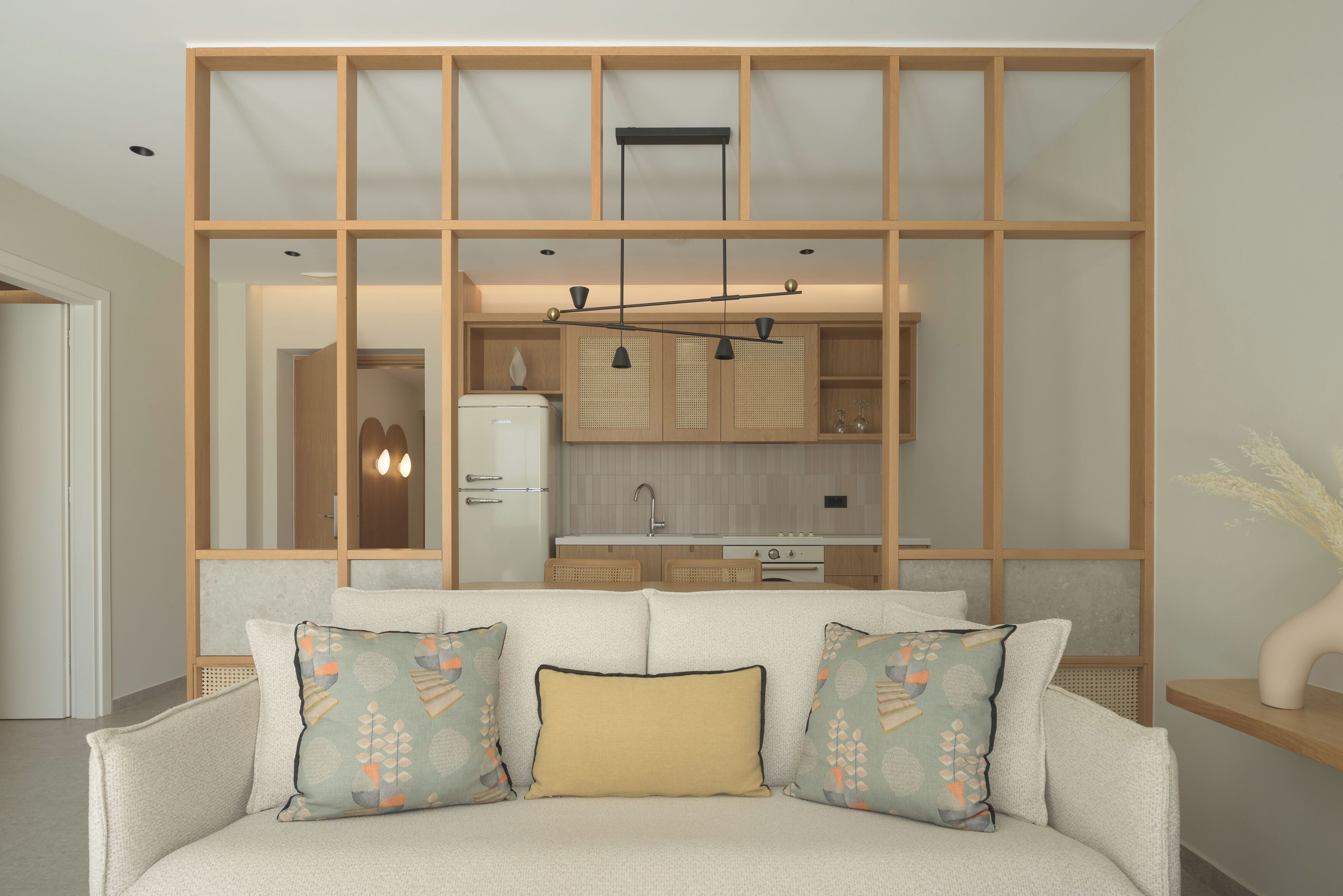 Suite with Private Pool | Woonruimte | Een 43-inch smart-tv met satellietzenders