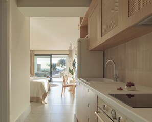 Deluxe Suite with Hot Tub | Private kitchen - Paligremnos Infinity (Agios Vasileios)