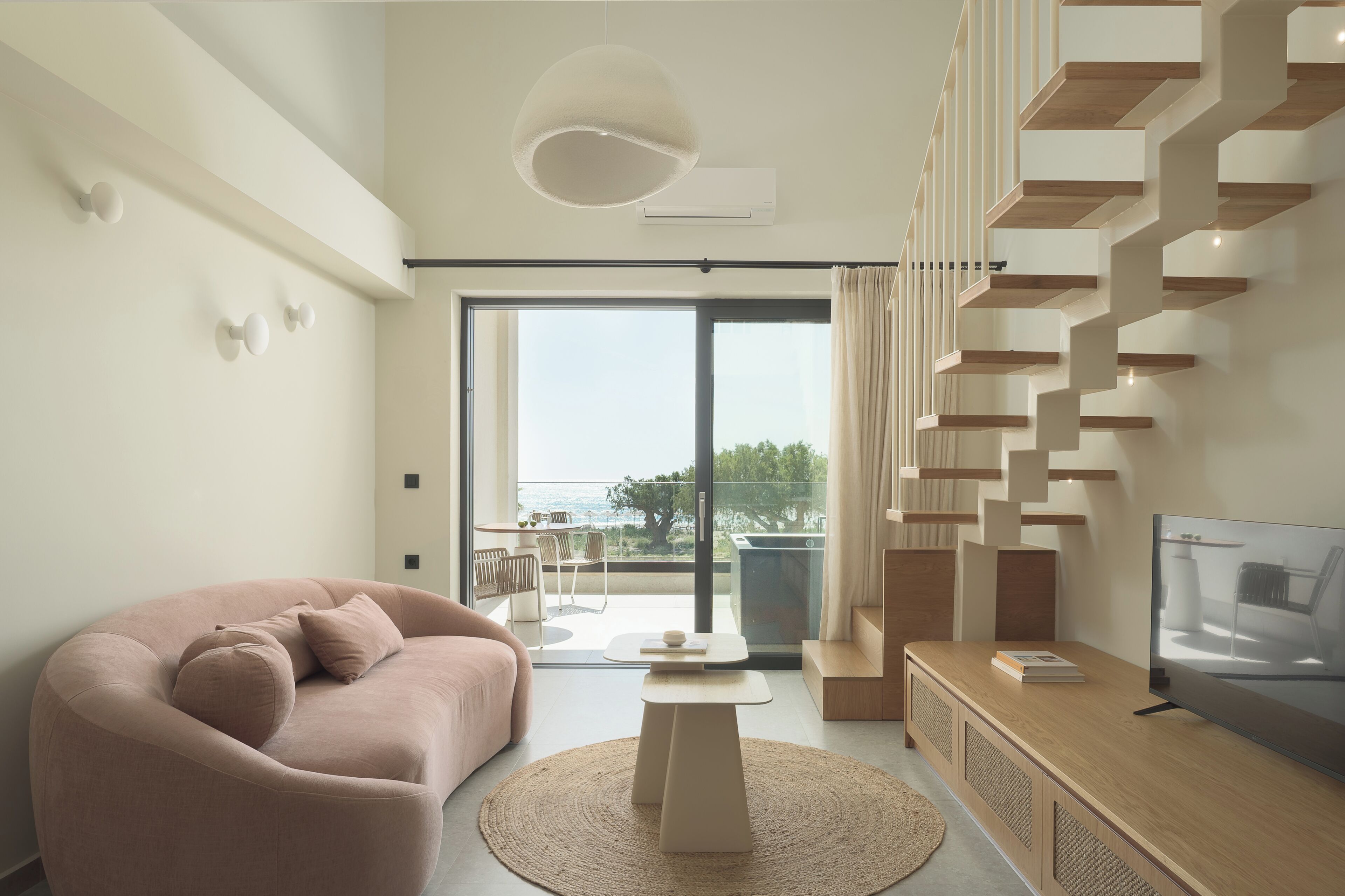 Loft Suite with Hot Tub 202 | Coin séjour | TV connectée de 43 pouces avec chaînes par satellite