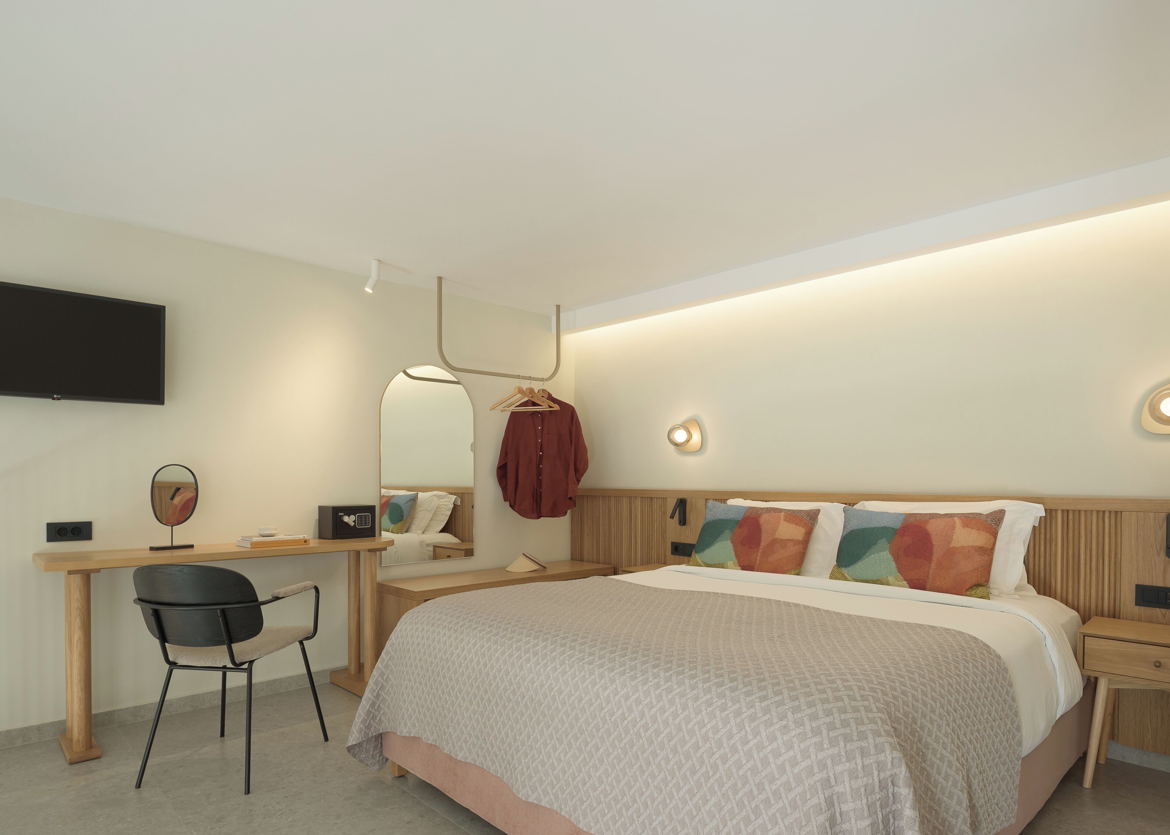 Loft Suite with Hot Tub 201 | Sängtillbehör av högsta kvalitet och värdeförvaringsskåp på rummet