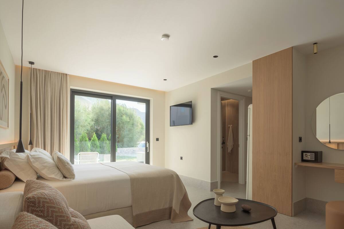 Deluxe Double Studio 103 | Bộ đồ giường cao cấp, két bảo mật tại phòng, màn/rèm cản sáng